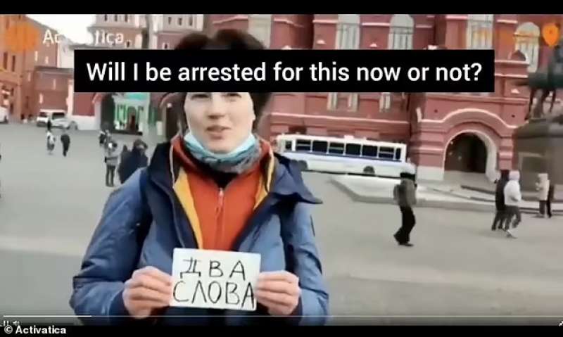 Giovane in piazza a Mosca arrestata per due parole 2