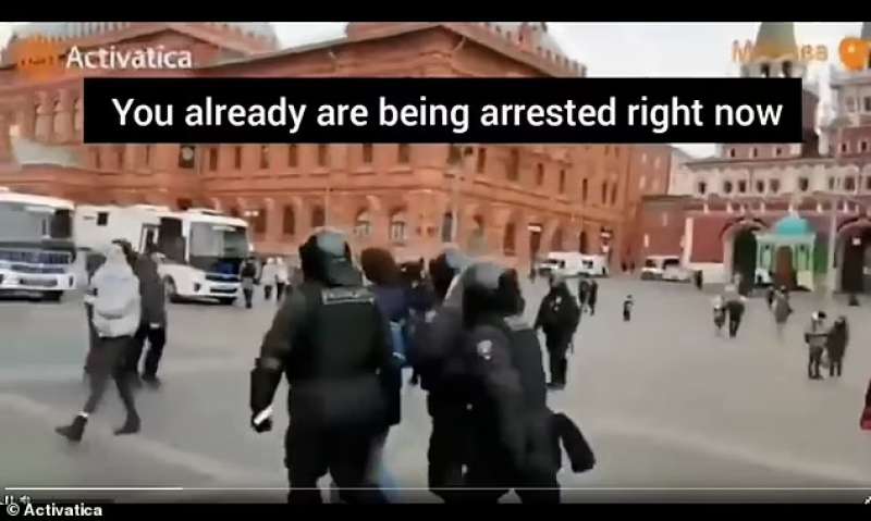 Giovane in piazza a Mosca arrestata per due parole 3