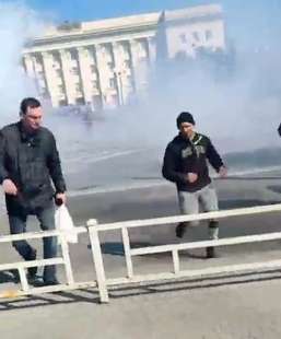 i militari russi sparano sui manifestanti a kherson 2