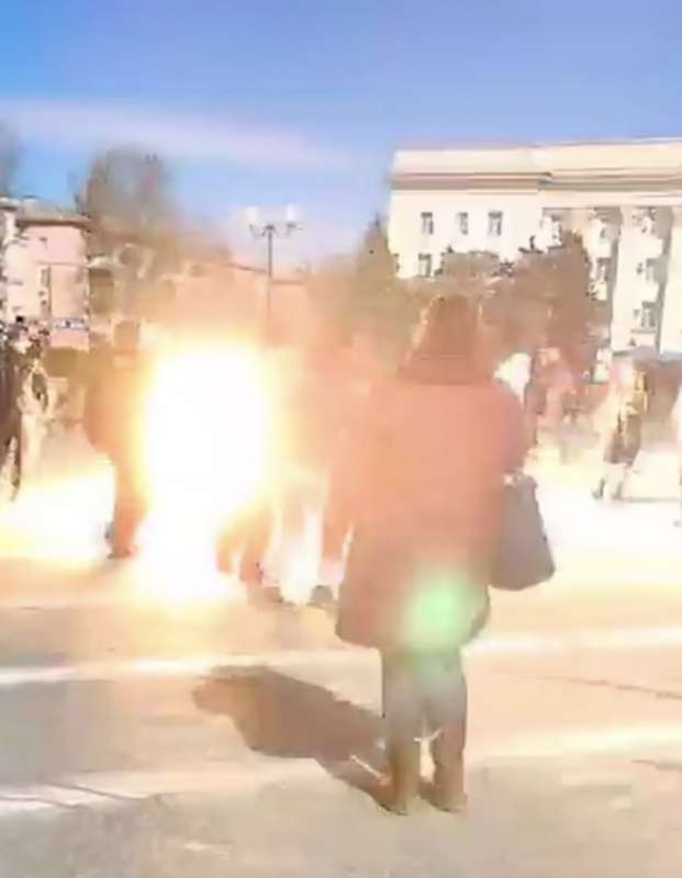 i militari russi sparano sui manifestanti a kherson 5