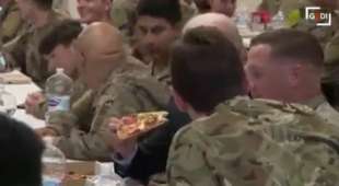 joe biden mangia la pizza con i soldati americani in polonia 10