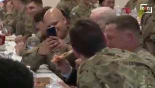 joe biden mangia la pizza con i soldati americani in polonia 11