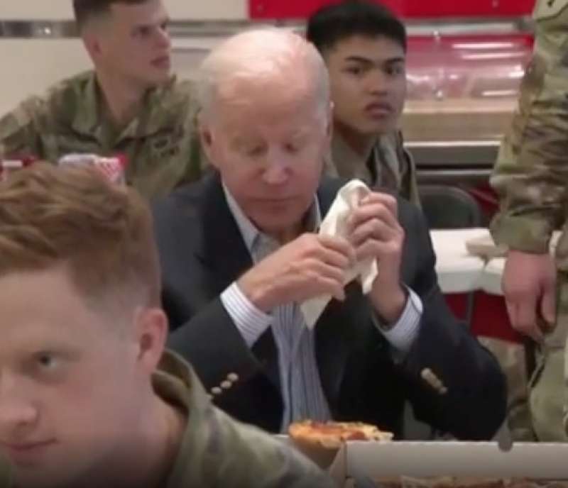 joe biden mangia la pizza con i soldati americani in polonia 8