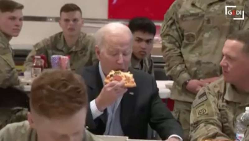 joe biden mangia la pizza con i soldati americani in polonia 9