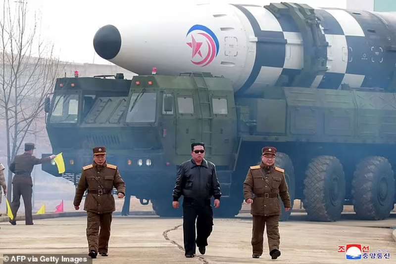 Kim Jong Un con il missile balistico intercontinentale (ICBM)
