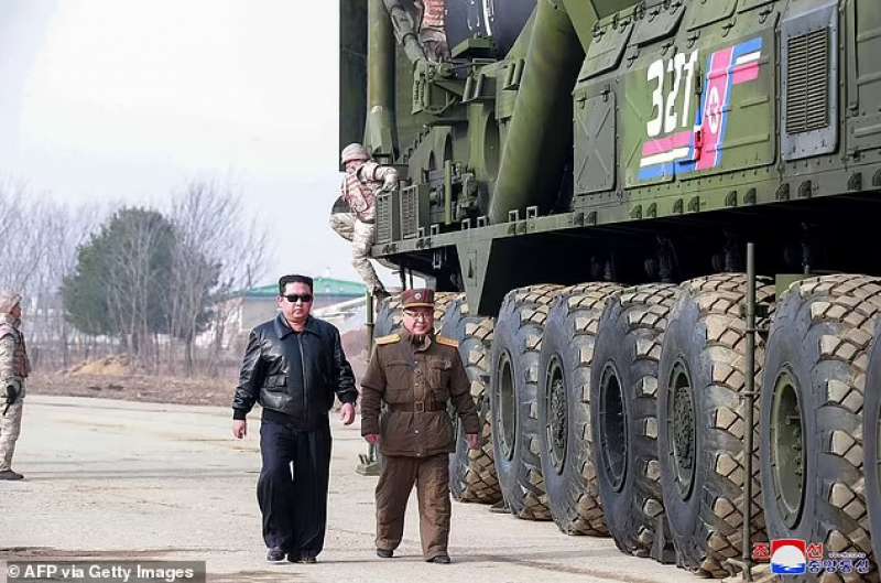 Kim Jong Un con il missile balistico intercontinentale (ICBM) 2