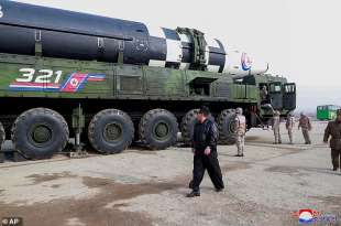 Kim Jong Un con il missile balistico intercontinentale (ICBM) 3