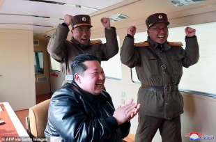 Kim Jong Un festeggia il successo del missile