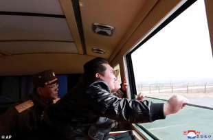 Kim Jong Un osserva il lancio del missile
