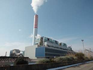 la nuvola di fumo sopra la centrale a carbone