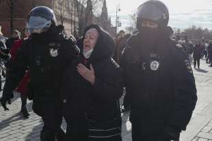 manifestanti contro la guerra arrestati in russia 3