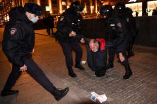 manifestanti contro la guerra arrestati in russia 8