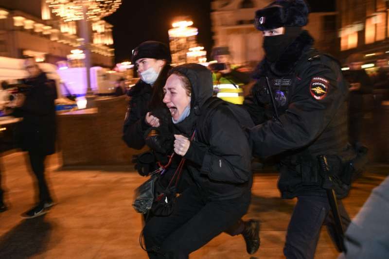 manifestanti russi arrestati per proteste contro guerra5
