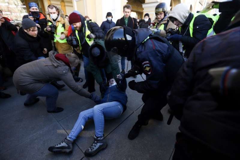 manifestanti russi arrestati per proteste contro guerra6