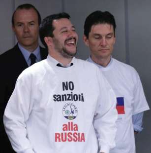 matteo salvini con maglietta no sanzioni alla russia (e dietro savoini)