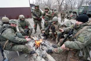 membri in servizio delle truppe filo russe nella regione di donetsk, ucraina, 1 marzo