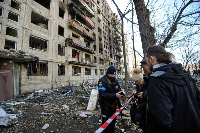 missili russi colpiscono un palazzo residenziale a kiev 17