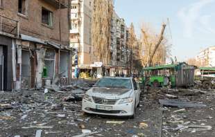 missili russi colpiscono un palazzo residenziale a kiev 2