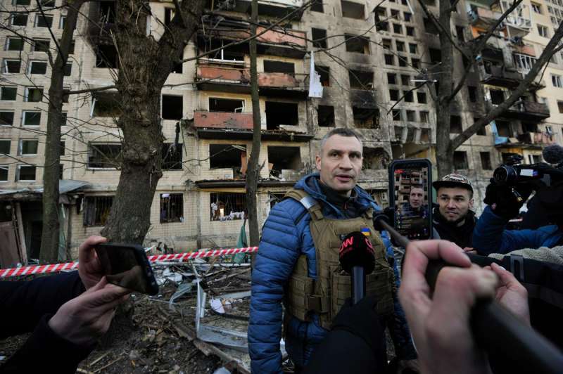 missili russi colpiscono un palazzo residenziale a kiev 20