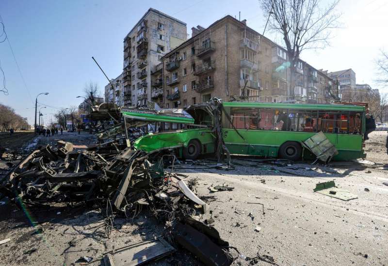 missili russi colpiscono un palazzo residenziale a kiev 29