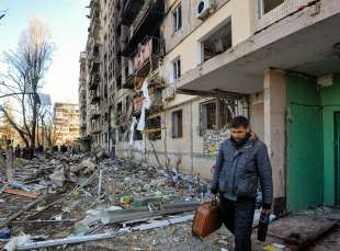 missili russi colpiscono un palazzo residenziale a kiev 30
