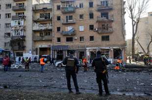 missili russi colpiscono un palazzo residenziale a kiev 31