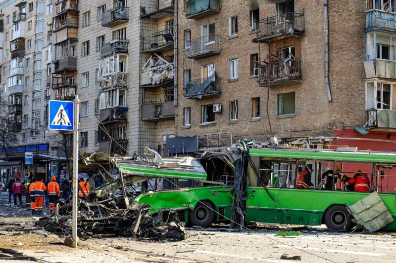 missili russi colpiscono un palazzo residenziale a kiev 35