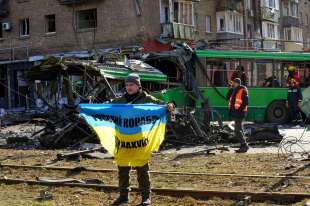 missili russi colpiscono un palazzo residenziale a kiev 36