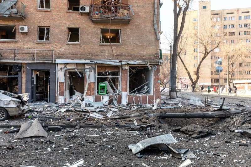missili russi colpiscono un palazzo residenziale a kiev 4