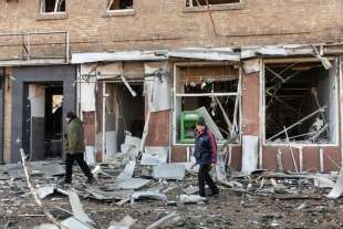 missili russi colpiscono un palazzo residenziale a kiev 7