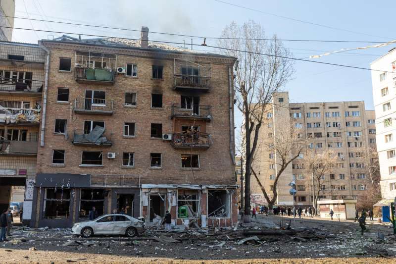 missili russi colpiscono un palazzo residenziale a kiev 8