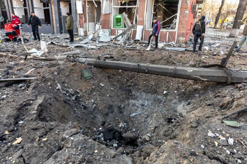 missili russi colpiscono un palazzo residenziale a kiev 9