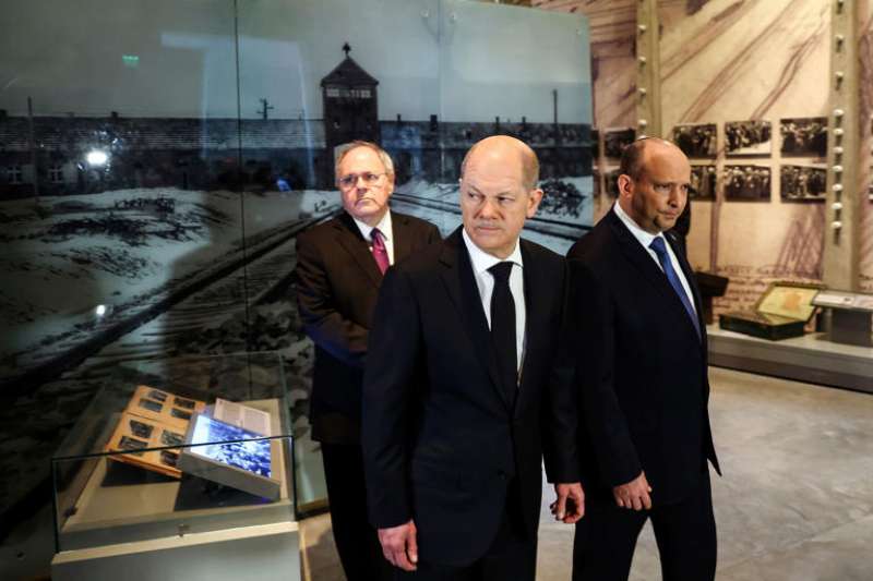 Olaf Scholz e il primo ministro israeliano Naftali Bennett visitano lo Yad Vashem