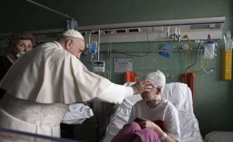 papa francesco visita i bimbi ucraini all'ospedale bambino gesu' 1