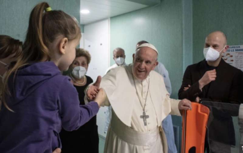 papa francesco visita i bimbi ucraini all'ospedale bambino gesu' 2