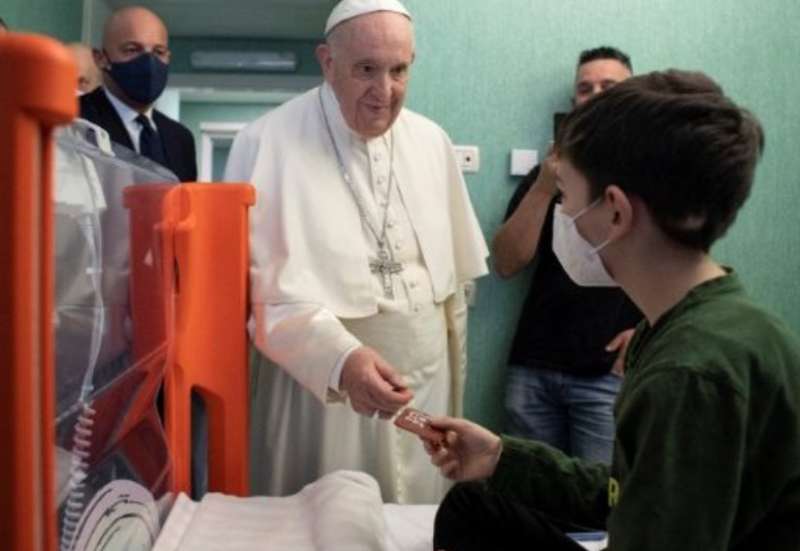 papa francesco visita i bimbi ucraini all'ospedale bambino gesu' 3