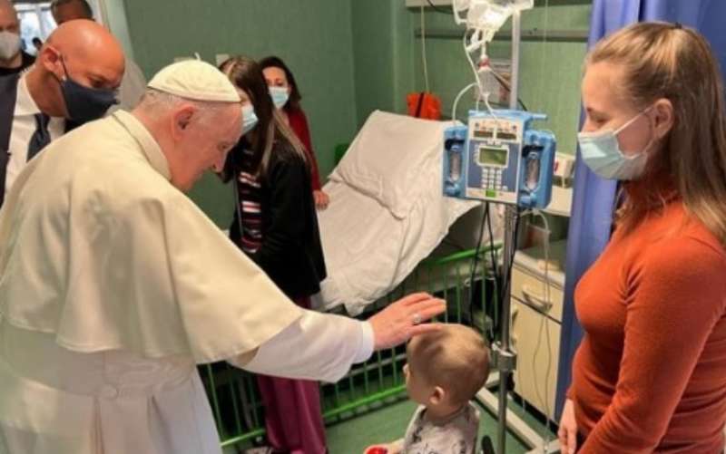 papa francesco visita i bimbi ucraini all'ospedale bambino gesu' 4