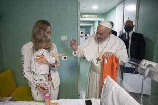 papa francesco visita i bimbi ucraini all'ospedale bambino gesu' 5