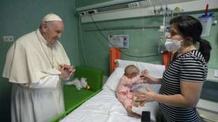 papa francesco visita i bimbi ucraini all'ospedale bambino gesu' 6