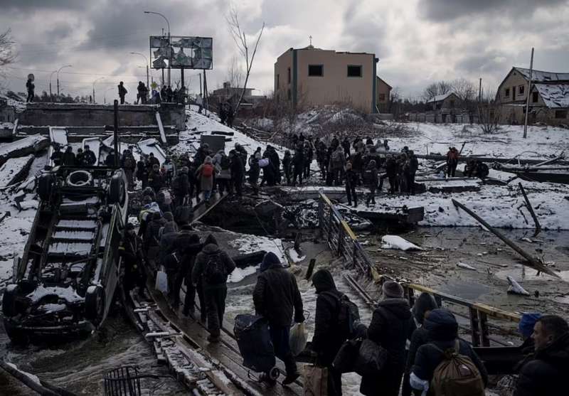 profughi ucraini in fuga