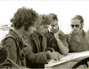 soldati che studiano le mappe