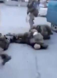 soldati ucraini gambizzano prigionieri russi 5