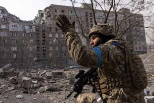 soldato ucraino a mariupol