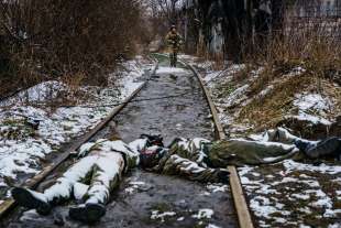 soldato ucraino con i corpi dei soldati russi morti alla periferia di irpin, il 1 marzo