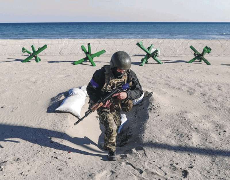 soldato ucraino sulla spiaggia di odessa