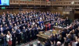 standing ovation del parlamento britannico per zelensky