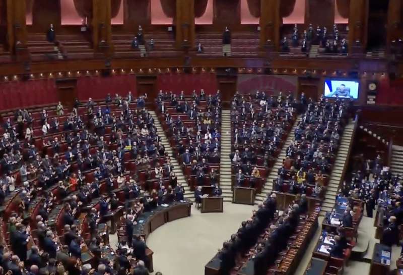 standing ovation del parlamento italiano per zelensky v 1