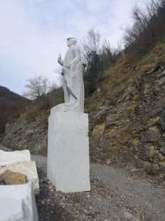 statua di donald trump parco dell'onore e del disonore vagli
