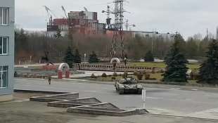 Tank russi davanti alla centrale di Chernobyl