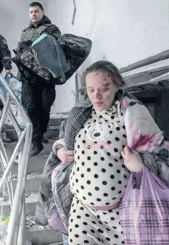 ucraina donna incinta in fuga dai bombardamenti